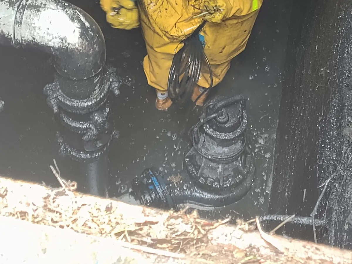 Mantenimiento de bomba sumergible de aguas negras — foto 2